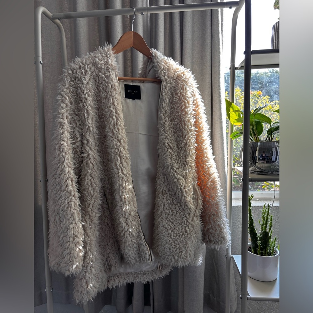 Cream faux fur coat with zipper and hoodie